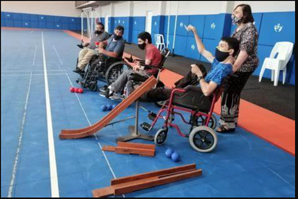 Personas en sillas de rueda jugando a boccias