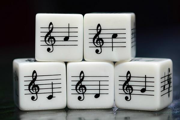 Se muestran las notas musicales ubicadas en diferentes dados con el pentagrama y una nota específica