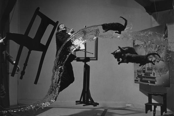 Fotografia de Salvador Dali flotando en el aire con gatos y agua