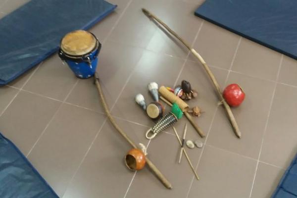 Instrumentos de capoeira en el centro de una ronda.