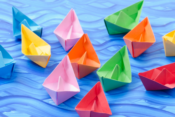 Barcos de papel de diferentes colores.