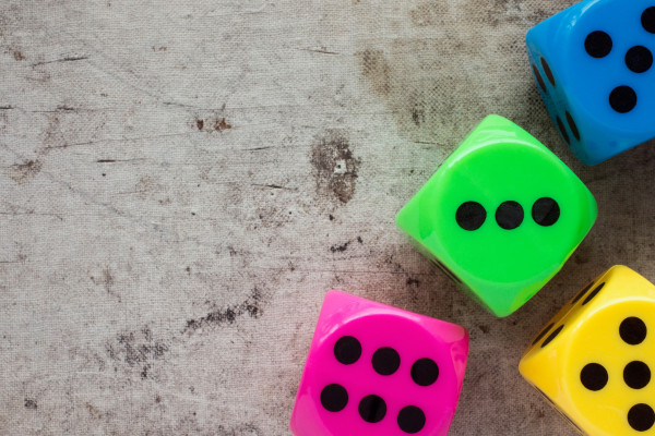 cuatro dados de colores sobre una mesa, donde han salido el 6, el 3 y dos veces el 5