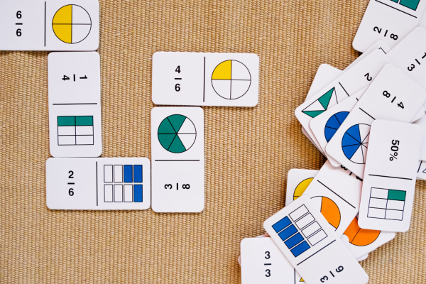 Dominó de fracciones: fichas dispuestas en el juego con representaciones gráficas y numéricas