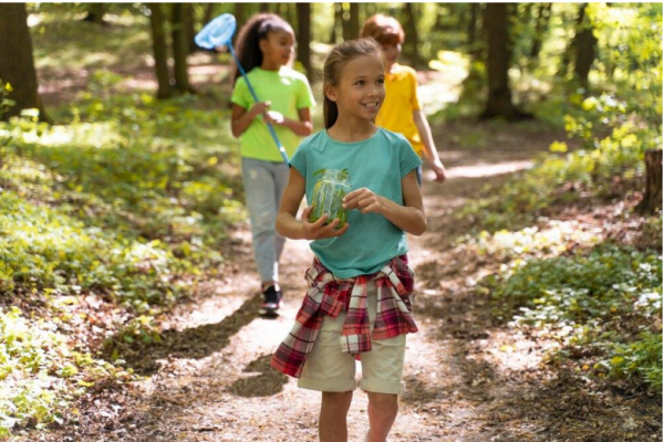 Niños investigando en la naturaleza