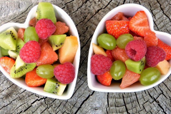 Trozos de fruta en dos recipientes con forma de corazón