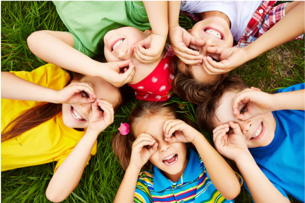 Niños acostados, mirando utilizando las manos como si fueran binoculares