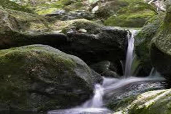 Agua corriendo entre las rocas