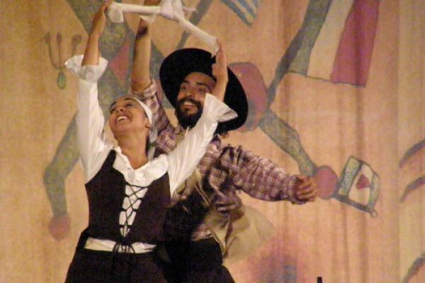 Mujer y hombre bailando al ritmo del chamamé