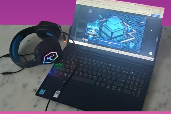 Computadora con auriculares