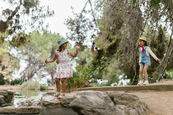 Niñas jugando en la naturaleza