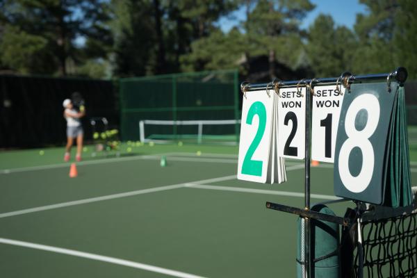mujer jugando al tenis