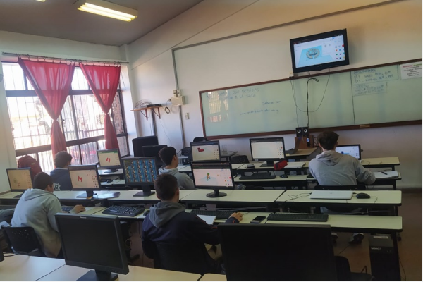 Estudiantes trabajando en la sala de informática con el programa Tinkercad.