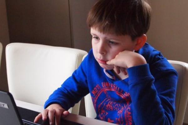 niño leyendo su laptop