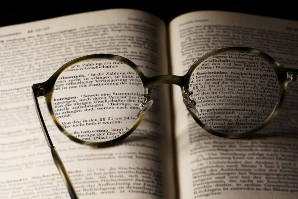 libro con lentes