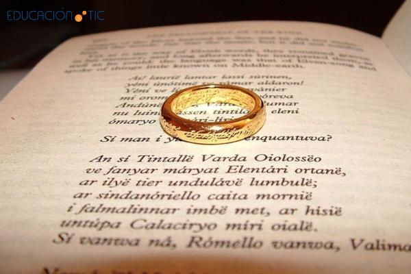 Imagen donde se muestra un libro con un anillo dorado encima. Sugiere que se trata de la historia del señor de los anillos