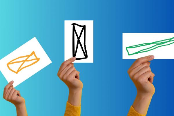 Manos de tres personas diferentes en las que se observa la representación a mano alzada de un rectángulo.