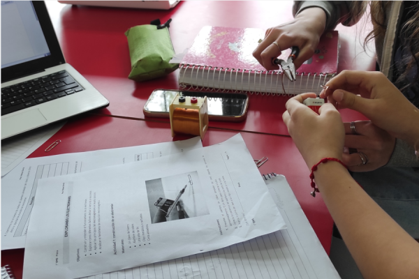 estudiantes trabajando en un proyecto