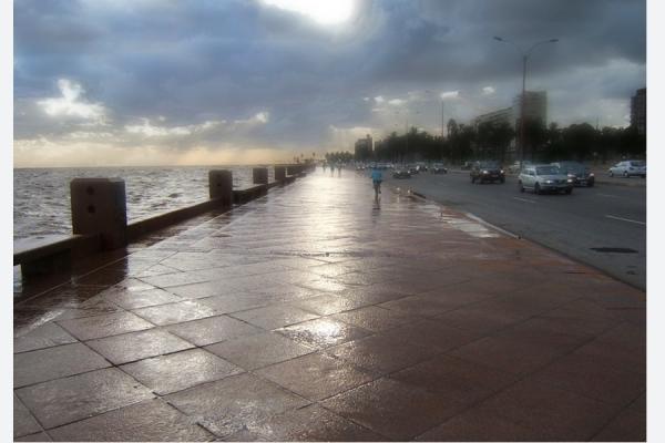 Día lluvioso en la rambla de Montevideo