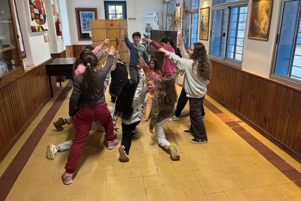Niños bailando en la escuela