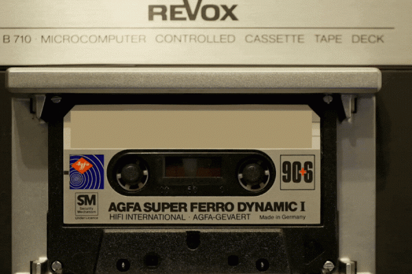 Dispositivo de reproducción de audio utilizado en la época previa a la digitalización del sonido, comunmente llamado pasa cassette.