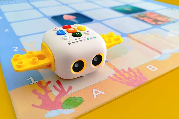 Robot blanco y amarillo simulando ser un submarino.
