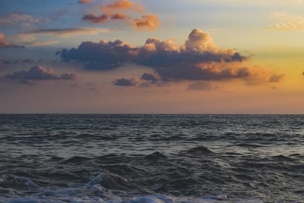 Atardecer en el océano.