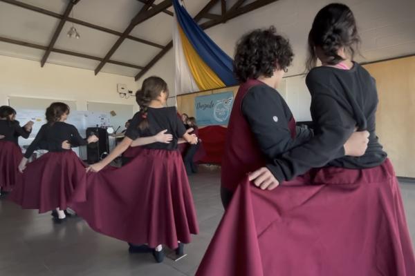 Estudiantes interpretando una Polca