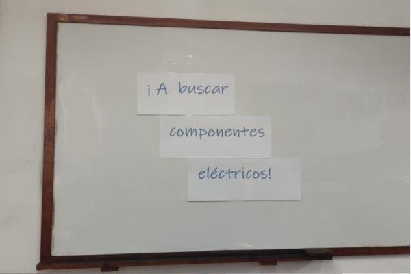 Pizarra con la consigna ¡A buscar componentes eléctricos!