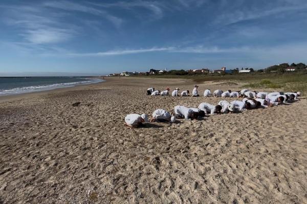 Estudiantes de 3ero ensayando en una playa