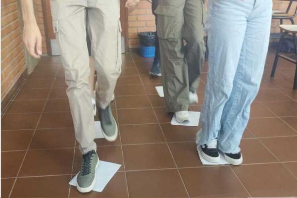 Estudiantes practicando la dinámica "Cruzando el río"