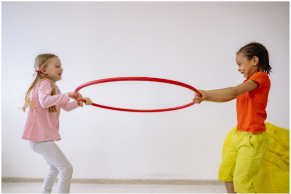 niños jugando con aro