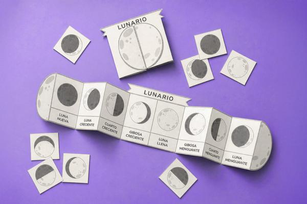 Recurso imprimible “Lunario” utilizado como sistema de recompensas dentro de la propuesta ludificada. El material presenta las distintas fases de la Luna en formato desplegable tipo acordeón, acompañado de fichas móviles correspondientes a cada fase lunar.