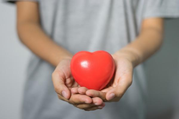 Dándole una mano al corazón: resucitación cardíaca