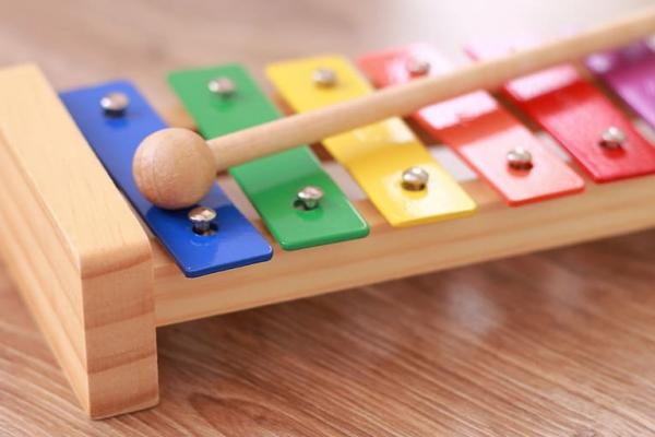 Jugando y aprendiendo: sonidos y colores