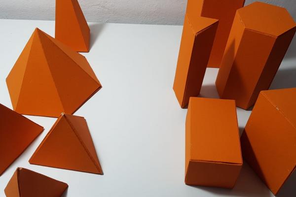 De aristas, caras y vértices en prismas y pirámides