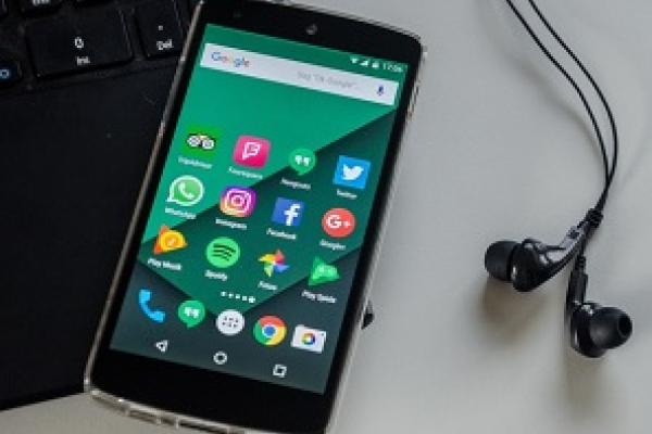 "Pilar y su celular": instalando una nueva app