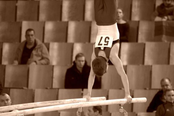 Gimnasia artística: Reglas, aparatos y competencias en acción