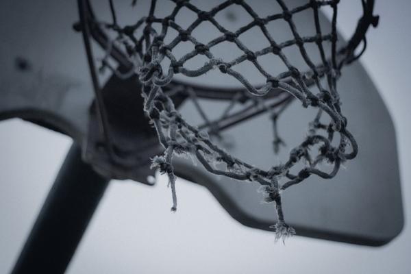 Deporte con pelota y aro
