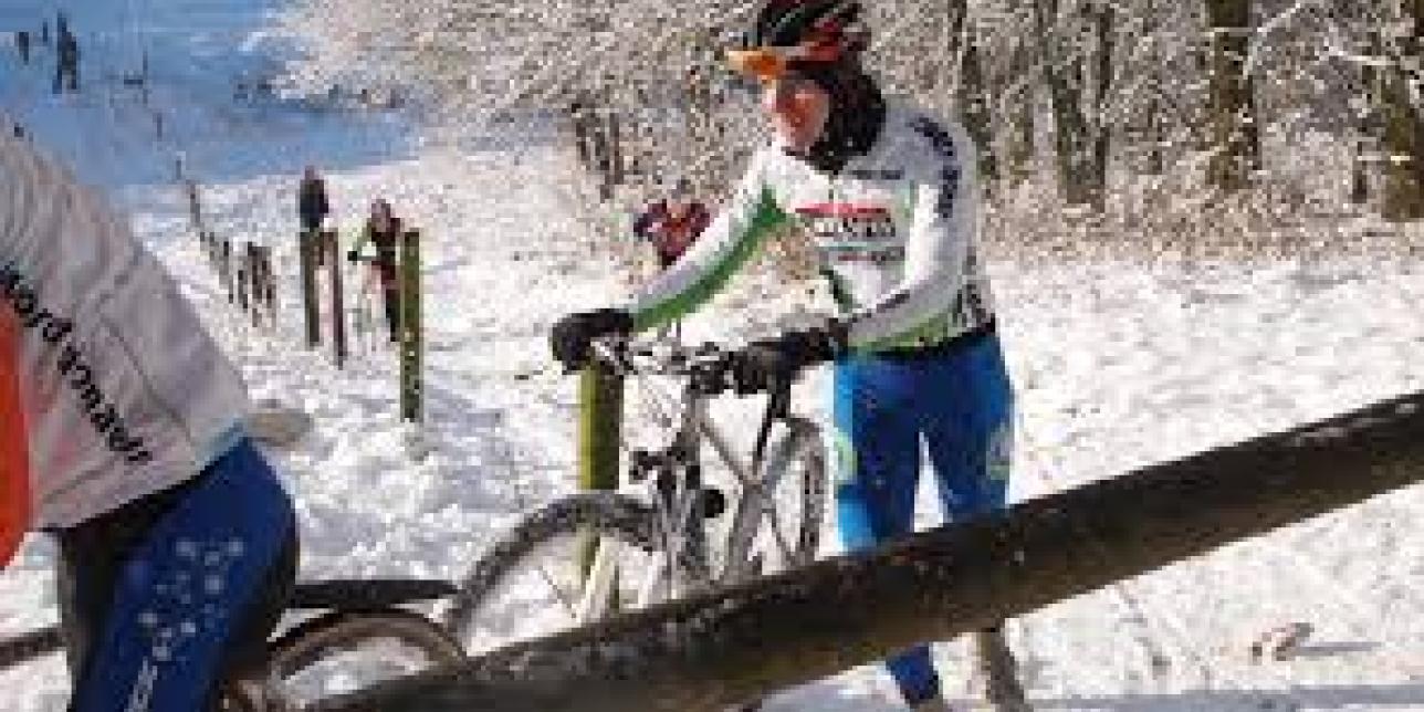 Ciclistas subiendo cima en ambiente frío y nevando.