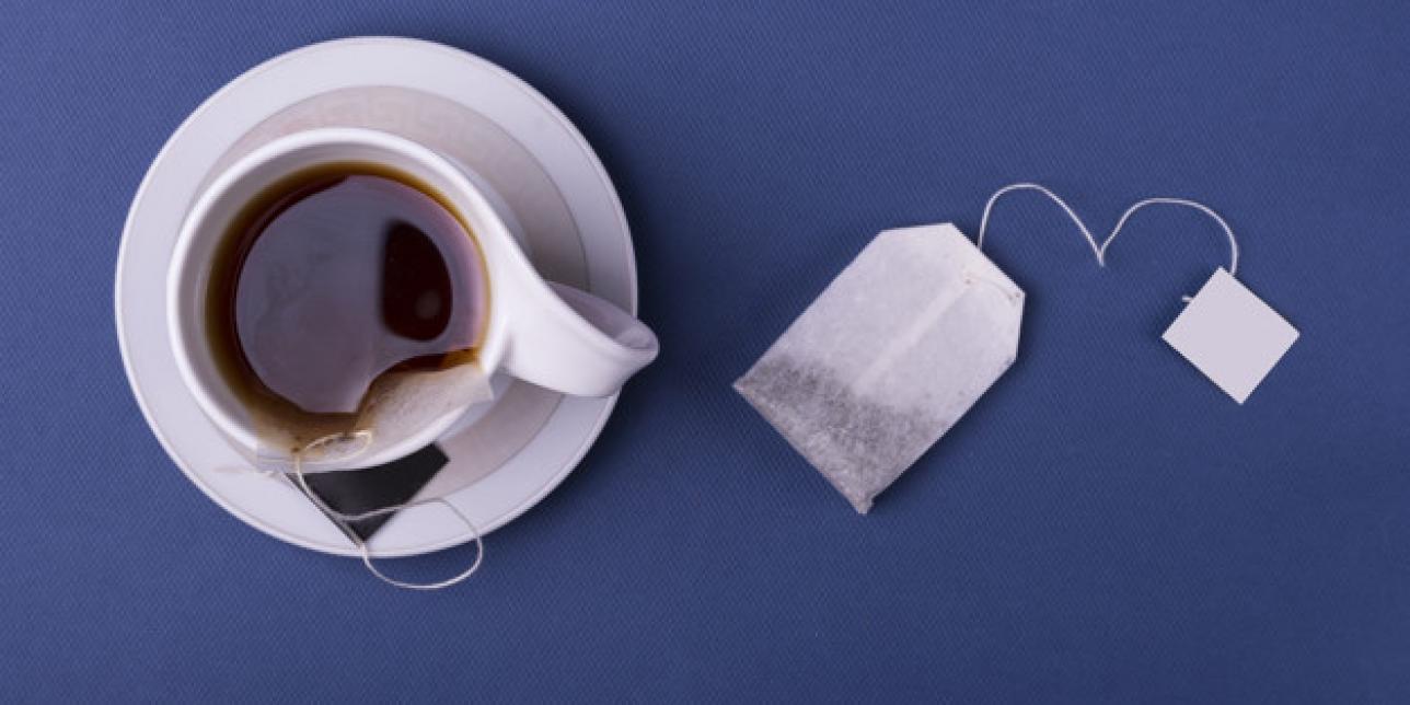 taza y saquitos de te enfocados desde arriba