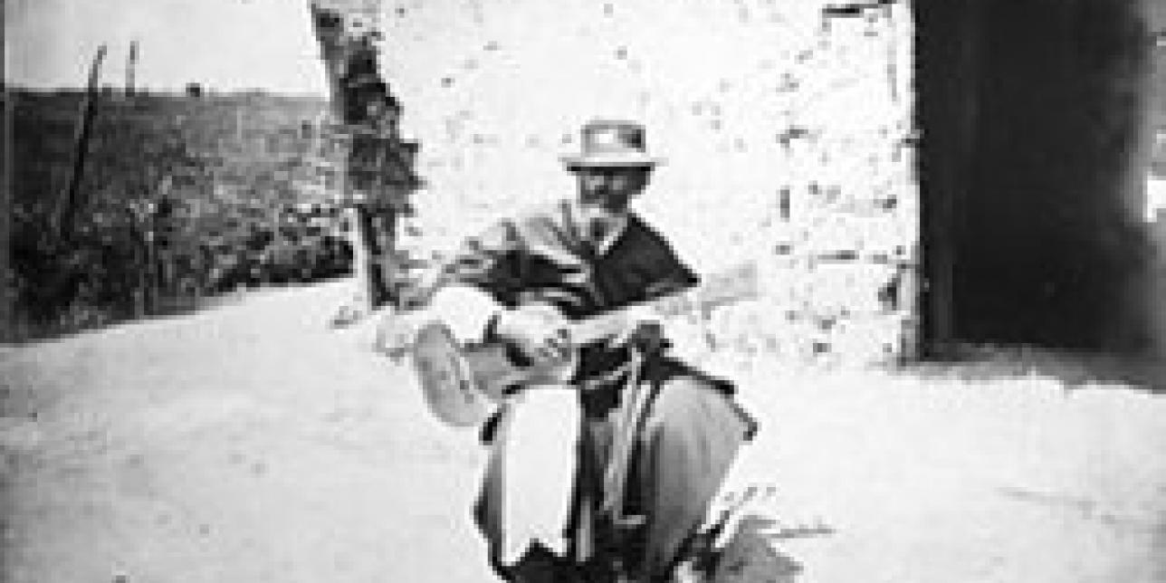 Payador cantando con su guitarra 