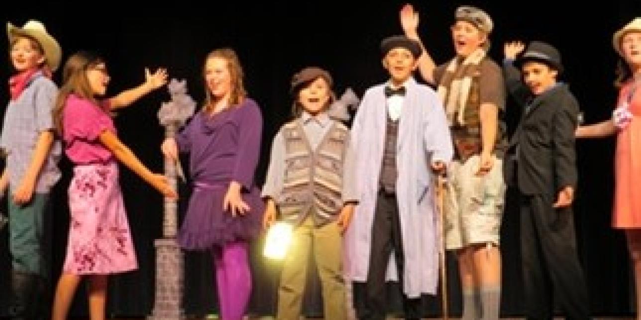 alumnos participando en un musical