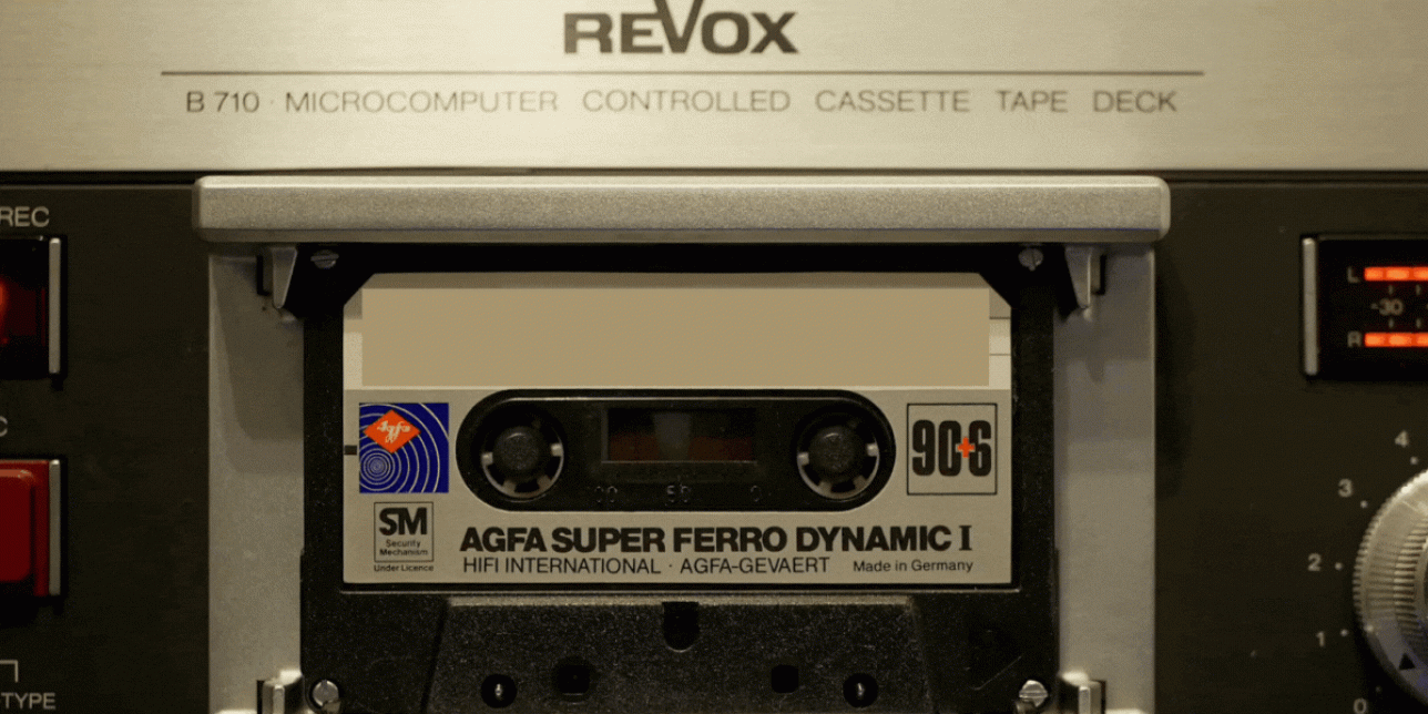 Dispositivo de reproducción de audio utilizado en la época previa a la digitalización del sonido, comunmente llamado pasa cassette.