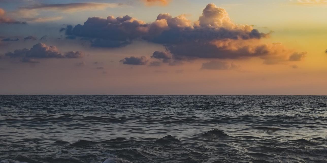 Atardecer en el océano.