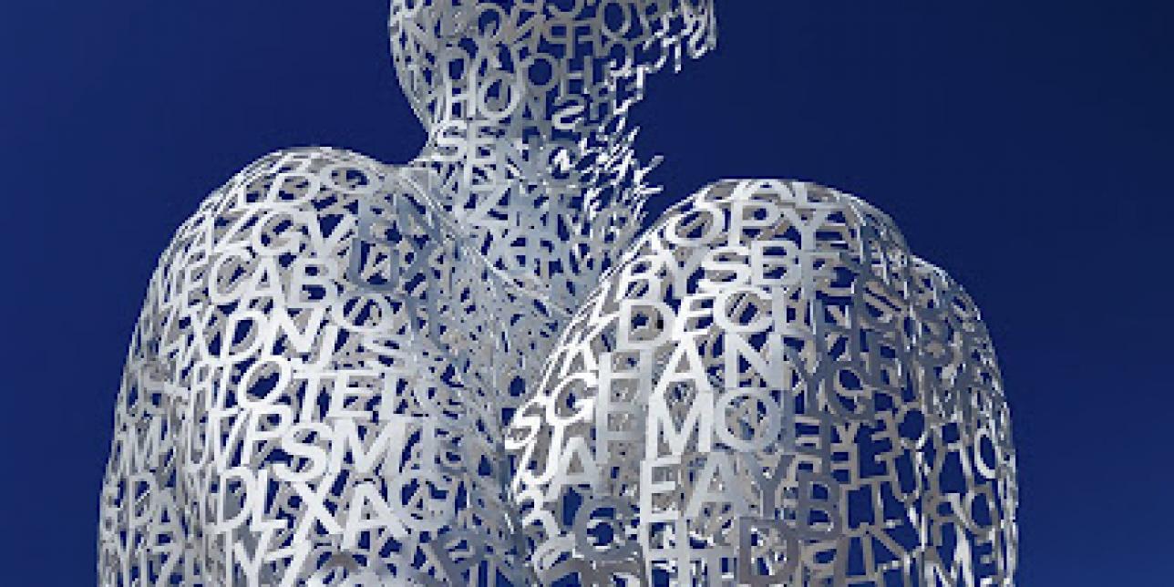 Escultura de ser humano con letras y números