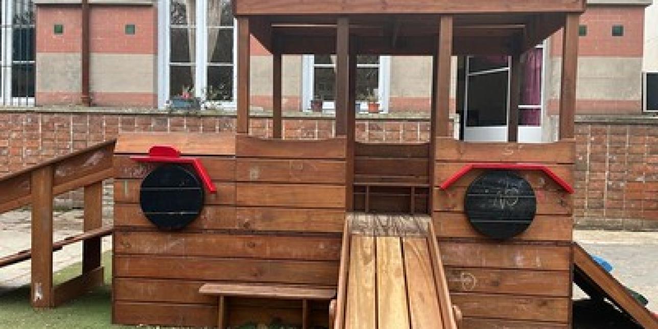 Imagen de un juego de madera del patio del jardín Nro 213
