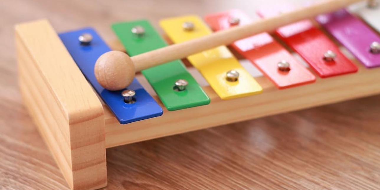 Jugando y aprendiendo: sonidos y colores
