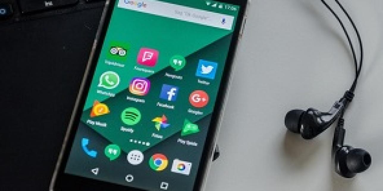 "Pilar y su celular": instalando una nueva app