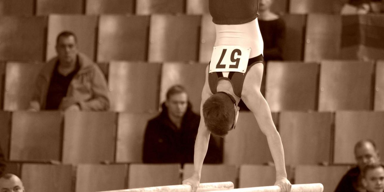 Gimnasia artística: Reglas, aparatos y competencias en acción